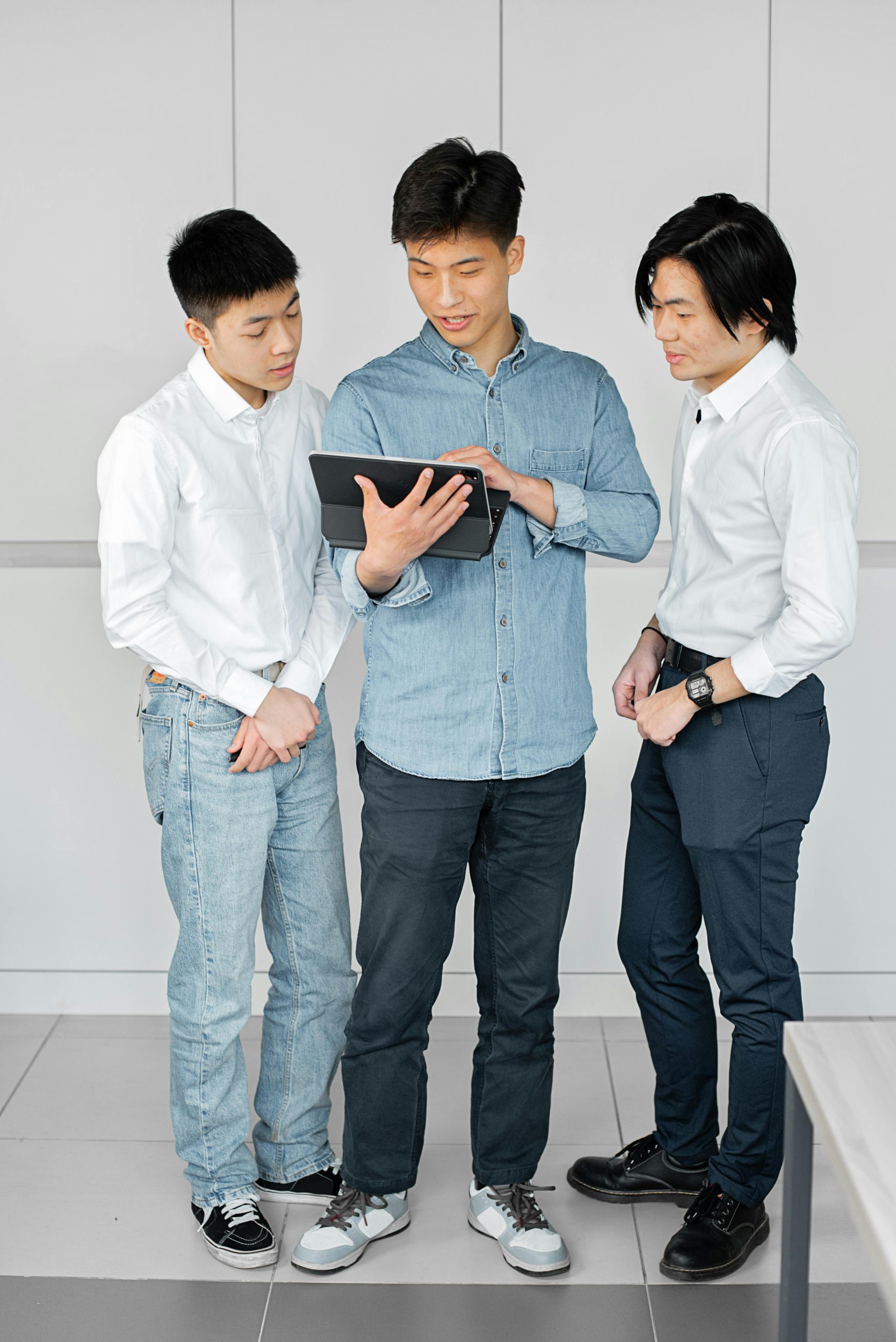 FEAV COMMUNITY FEAV team meeting in a bright, modern office, demonstrating collaboration and professionalism.